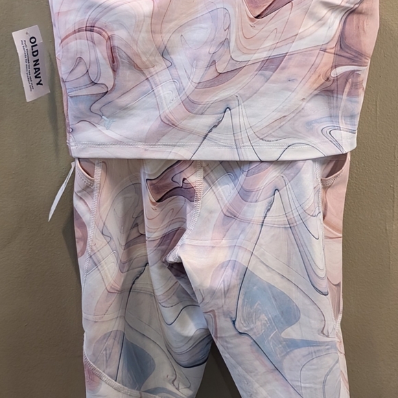 Girls Old Navy Active Wear Top with Built in Bra & Matching Leggings - Picture 2 of 8